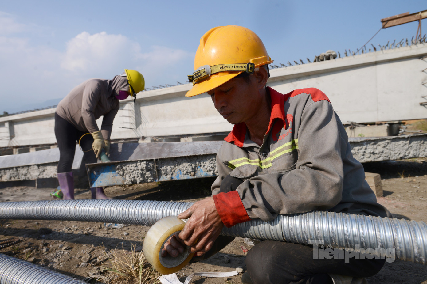 Công nhân đang thi công một cầu cạn thuộc cao tốc Tuyên Quang - Hà Giang. Hôm 31/10, Hội đồng nhân dân tỉnh Hà Giang đã Nghị quyết điều chỉnh quy mô dự án cao tốc Tuyên Quang - Hà Giang đoạn qua tỉnh Hà Giang từ 2 lên 4 làn xe nhằm bảo đảm phù hợp với quy hoạch mạng lưới đường bộ đã được Thủ tướng Chính phủ phê duyệt. Như vậy, sau khi Hà Giang điều chỉnh, toàn tuyến cao tốc có 4 làn xe, có dải phân cấp và làn dừng khẩn cấp.