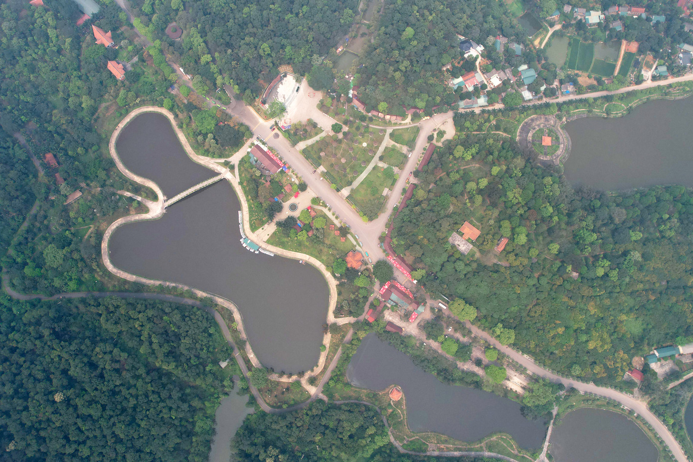 Cảnh non nước hữu tình của khu vực ngã 5 đền Giếng - nơi có công trình bức phù điêu.