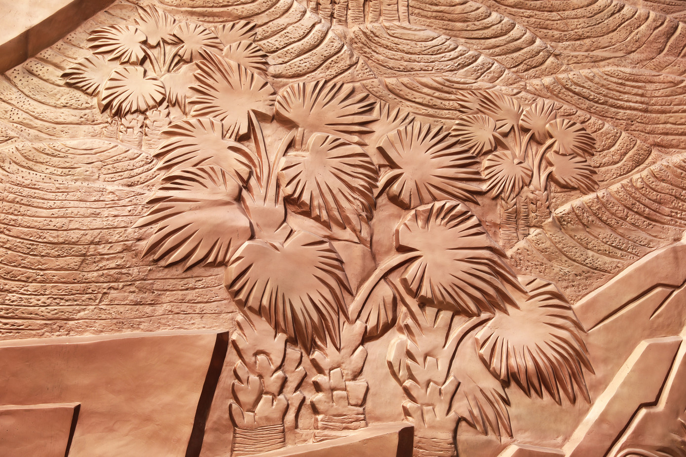 Cảnh rừng cọ, đồi chè đặc trưng của vùng trung du Phú Thọ trên bức phù điêu. Công trình này do Quân uỷ Trung ương - Bộ Quốc phòng xây tặng, trị giá 50 tỷ đồng.