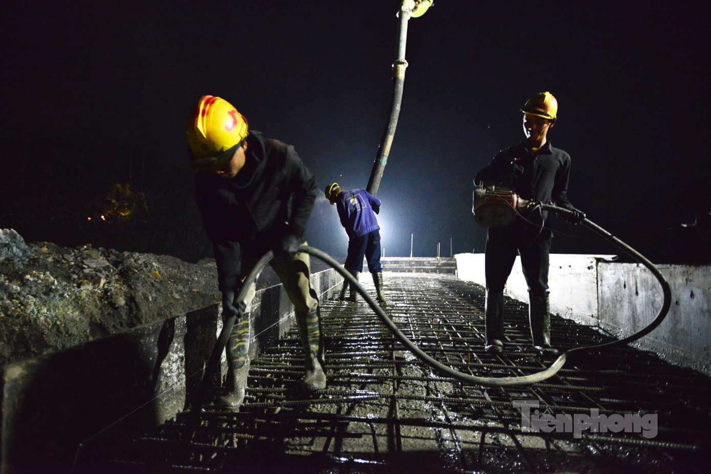 Ngoài thi công ban ngày, các công trường đều duy trì chế độ làm buổi tối đến khoảng 22h.