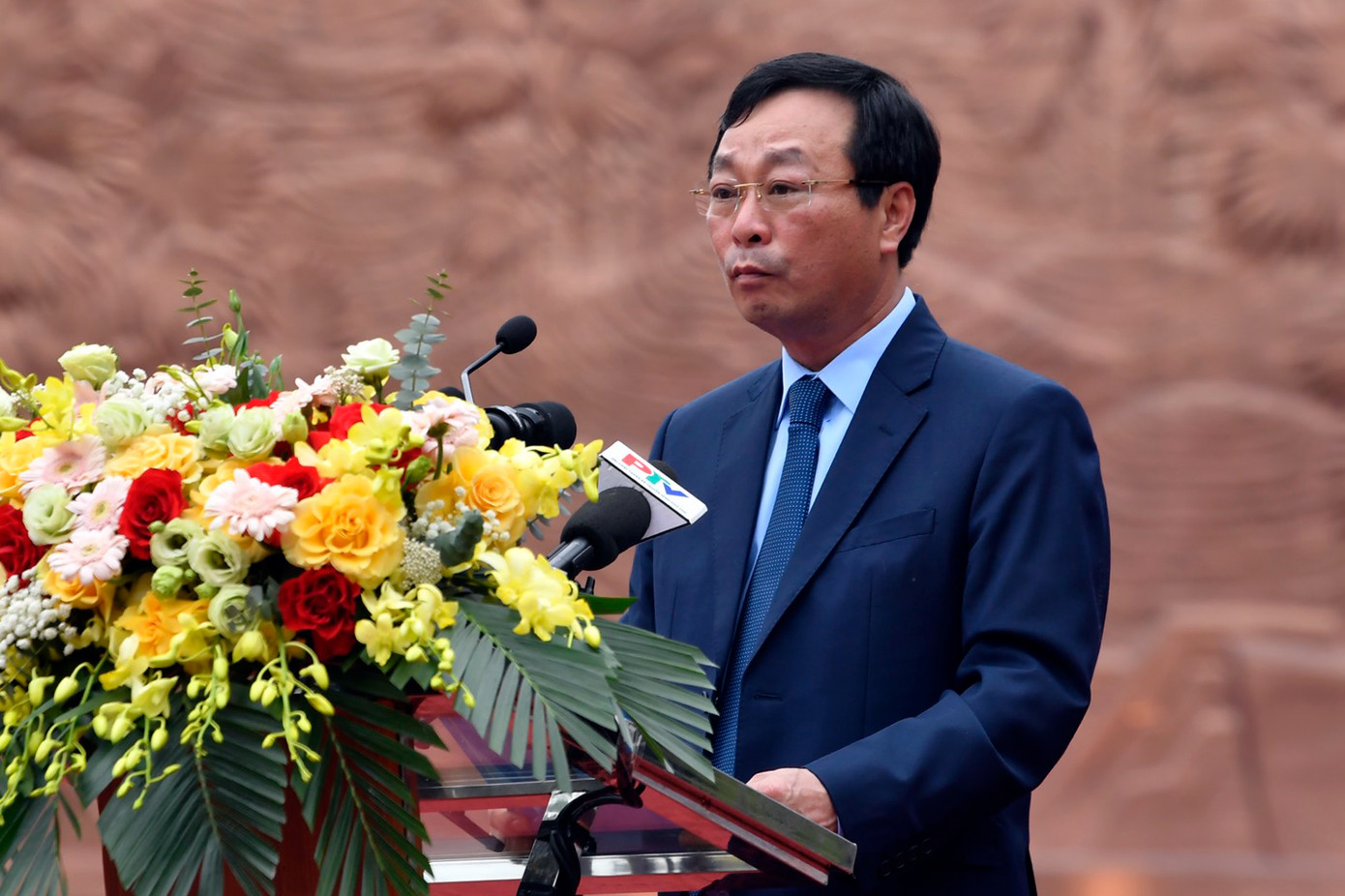 Chủ tịch UBND tỉnh Phú Thọ Bùi Văn Quang phát biểu tại lễ khánh thành bức phù điêu. Ảnh: Quý Đoàn.