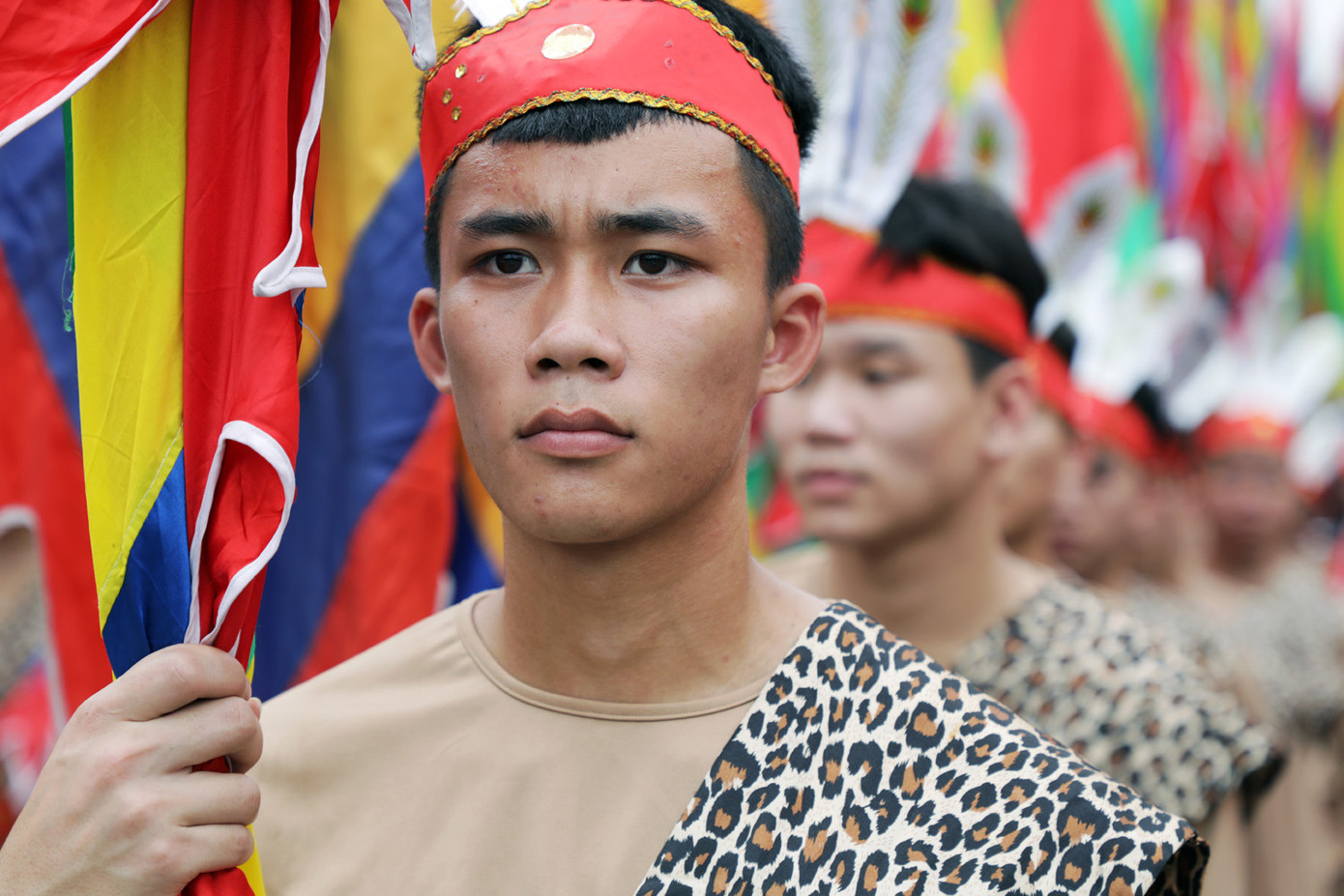 Tòng Trọng Đức, người dân tộc Thái, tham gia đội hình rước cờ hội trong buổi tổng duyệt Lễ dâng hương tưởng niệm các Vua Hùng. Ảnh: Quý Đoàn. Tòng Trọng Đức, người dân tộc Thái, tham gia đội hình rước cờ hội trong buổi tổng duyệt Lễ dâng hương tưởng niệm các Vua Hùng. Ảnh: Quý Đoàn.