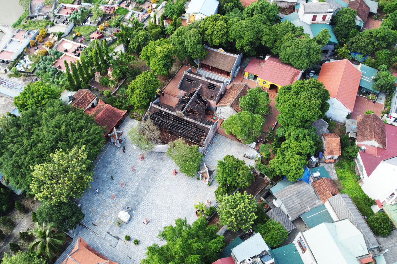 Toàn cảnh khuân viên chùa với mái chùa chính xám đen sau hoả hoạn. Đến nay, chi tiết thiệt hại của vụ hoả hoạn chưa được công bố.