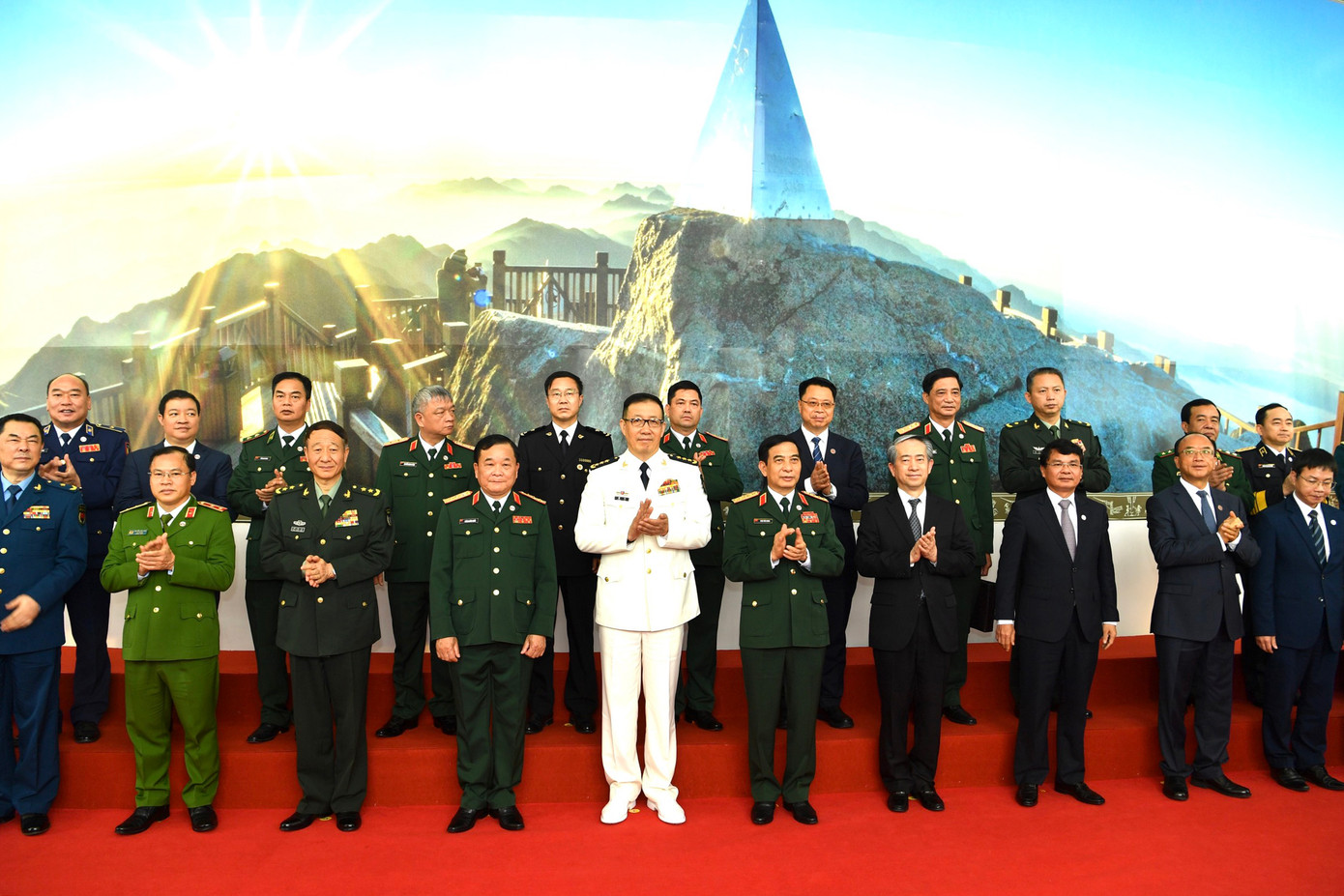 Đại diện hai đoàn đại biểu Bộ Quốc phòng Việt Nam và Bộ Quốc phòng Trung Quốc chụp ảnh lưu niệm tại Trung tâm Hội nghị tỉnh Lào Cai trước khi tiến hành hội đàm.