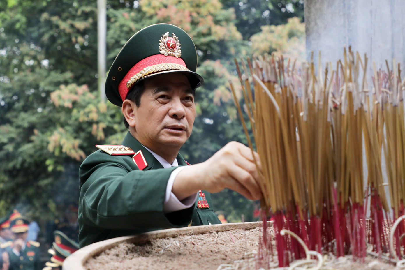 Đại tướng Phan Văn Giang là người đầu tiên thắp hương tại Đền Thượng, kính cáo anh linh các vị Vua Hùng. Bài kính cáo tại Đền Thượng có đoạn: "Con cháu Lạc Hồng nguyện mãi mãi một lòng bảo vệ toàn vẹn non sông, gấm vóc; xây dựng đất nước ngày càng giàu đẹp, muôn dân đời đời thịnh trị; hương khói Tổ tiên, phụng thờ Lăng Tổ".