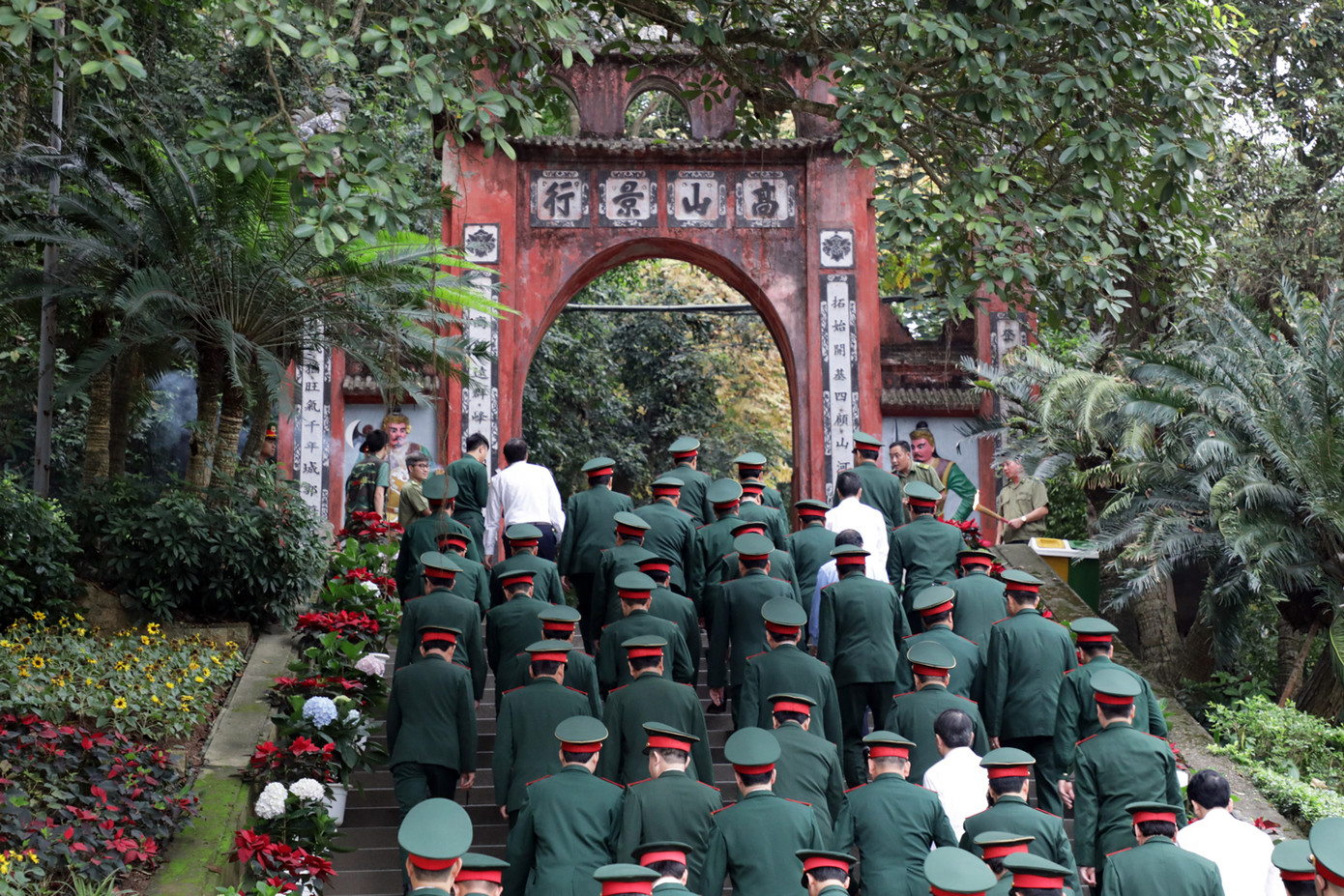 Tham gia đoàn công tác có các đồng chí: Đại tướng Lương Cường, Ủy viên Bộ Chính trị, Ủy viên Thường vụ Quân ủy Trung ương, Chủ nhiệm Tổng cục Chính trị Quân đội nhân dân (QĐND) Việt Nam; các đồng chí Ủy viên Trung ương Đảng, Thứ trưởng Bộ Quốc phòng: Thượng tướng Nguyễn Tân Cương, Ủy viên Thường vụ Quân ủy Trung ương, Tổng Tham mưu trưởng QĐND Việt Nam; Thượng tướng Lê Huy Vịnh; Thượng tướng Vũ Hải Sản.