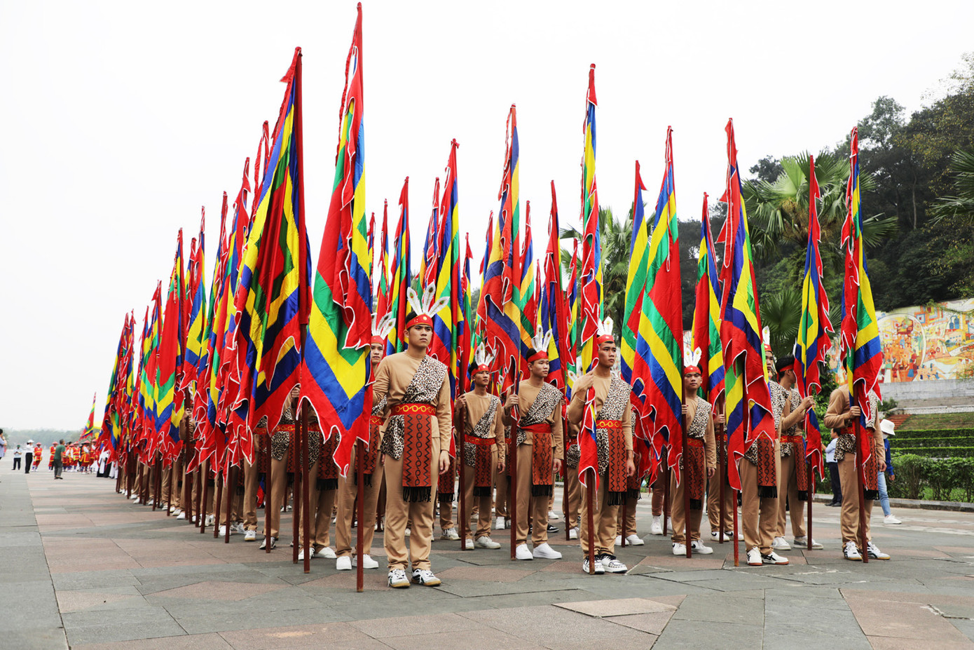 Đội hình 100 thanh niên tình nguyện rước cờ hội trong buổi tổng duyệt Lễ dâng hương tưởng niệm các Vua Hùng, chiều 15/4. Ảnh: Quý Đoàn. Đội hình 100 thanh niên tình nguyện rước cờ hội trong buổi tổng duyệt Lễ dâng hương tưởng niệm các Vua Hùng, chiều 15/4. Ảnh: Quý Đoàn.
