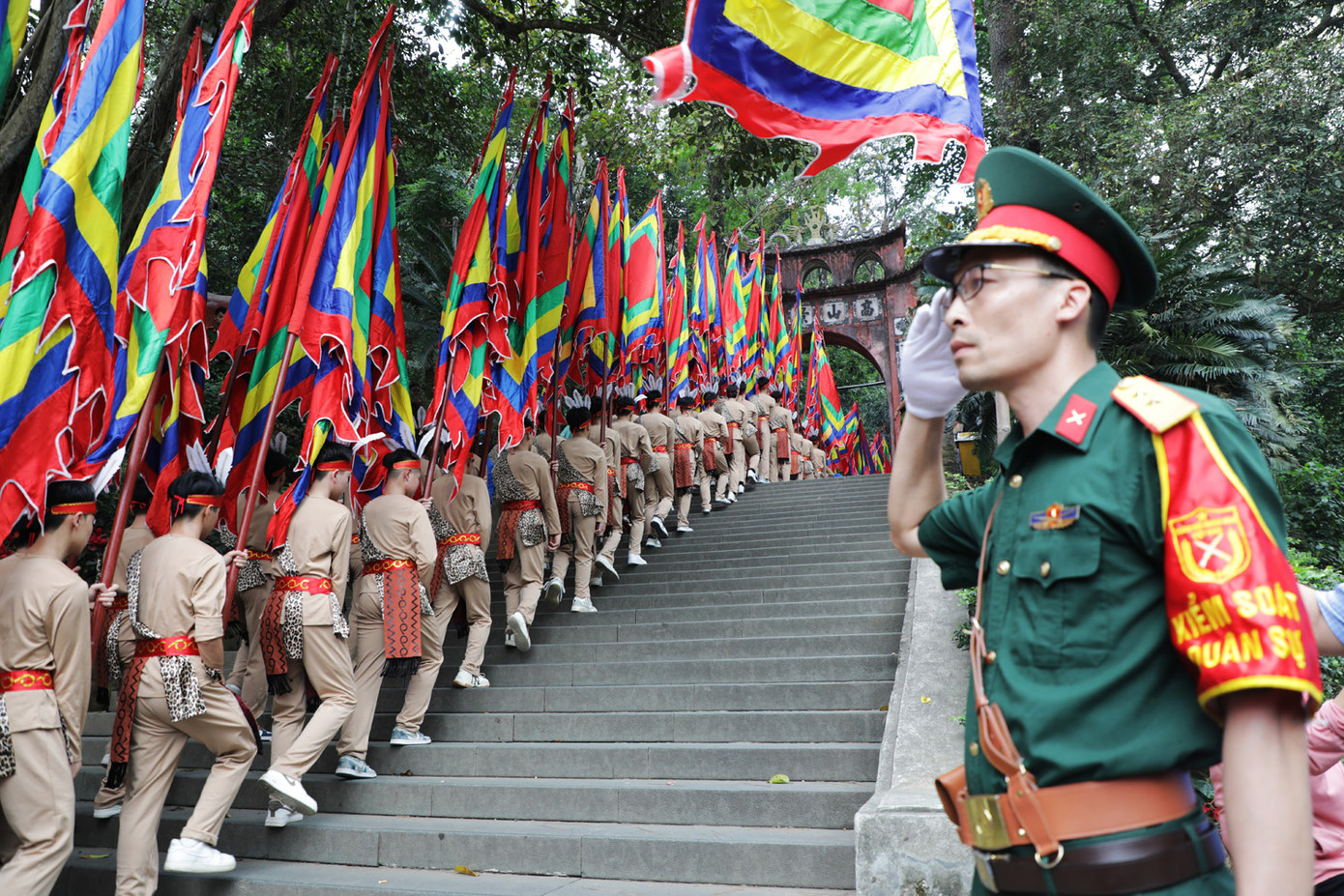Đội hình rước cờ hội đi qua cổng Đền Hùng trong buổi tổng duyệt. Ảnh: Quý Đoàn. Đội hình rước cờ hội đi qua cổng Đền Hùng trong buổi tổng duyệt. Ảnh: Quý Đoàn.