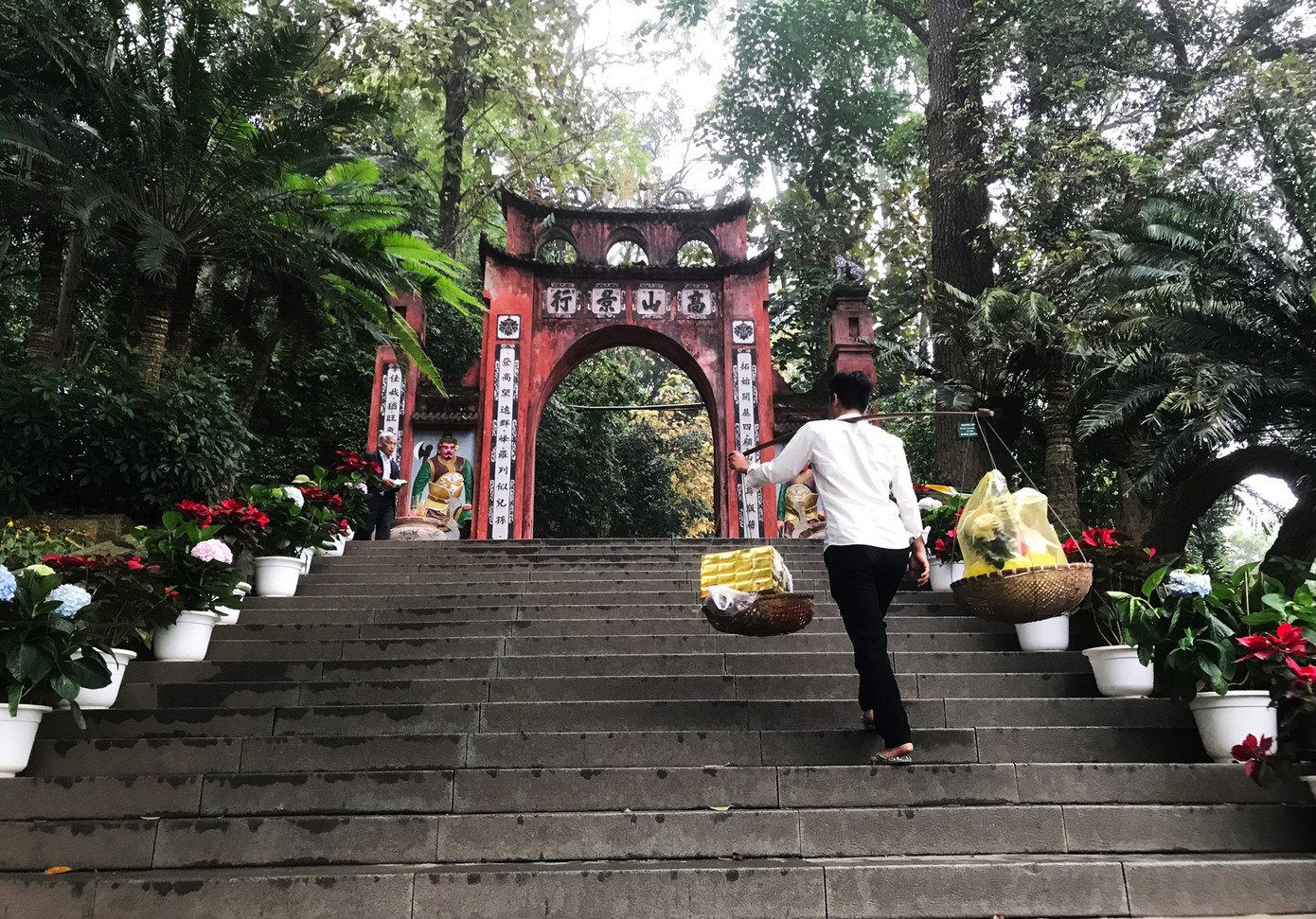 Một người dân gánh lễ lên cổng đền Hùng. Một người dân gánh lễ lên cổng đền Hùng.