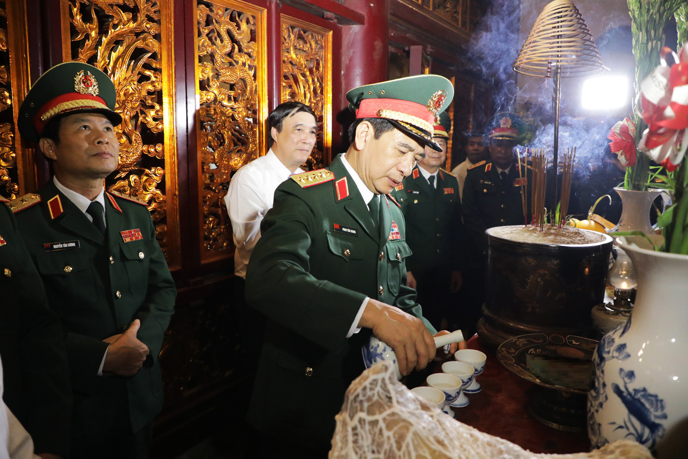 Tại Điện Kính Thiên bên trong hậu cung Đền Thượng, đại diện Quân uỷ Trung ương và lãnh đạo tỉnh Phú Thọ dâng lễ kính cáo các Vua Hùng và các bậc tiền nhân đã có công dựng nước.