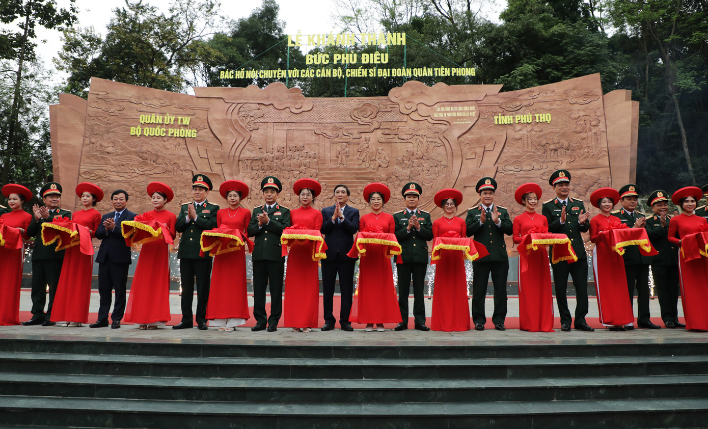 Lãnh đạo Quân ủy Trung ương, Bộ Quốc phòng và lãnh đạo tỉnh Phú Thọ cắt băng khánh thành Bức phù điêu “Bác Hồ nói chuyện với cán bộ, chiến sĩ Đại đoàn Quân Tiên Phong". Ảnh: Quý Đoàn.