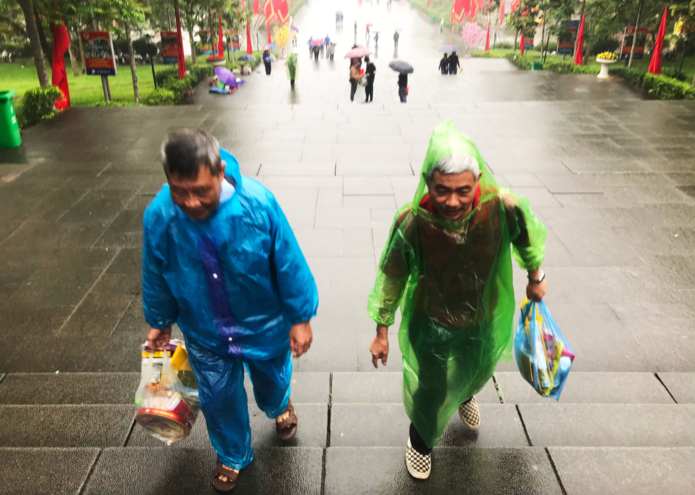 Gần 10h, lác đác có khách hàng hương. Gần 10h, lác đác có khách hàng hương.