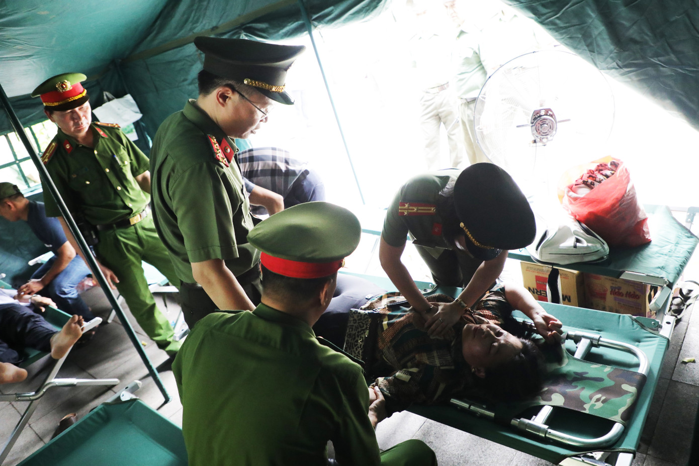 Đại tá Nguyễn Minh Tuấn trực tiếp chỉ đạo công tác sơ cứu du khách.