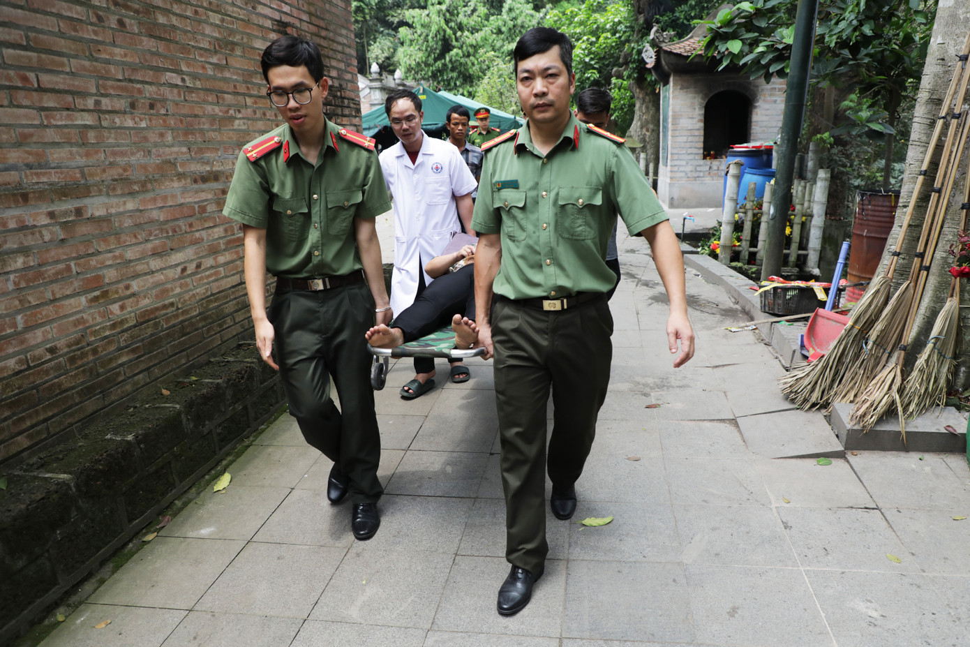 Sau khoảng 10 phút sơ cứu, Thiếu tá Nguyễn Việt Hưng, cán bộ Phòng An ninh Kinh tế - Công an tỉnh Phú Thọ, cùng các đồng đội đưa du khách xuống chân núi, nơi có xe cứu thương đợi sẵn.