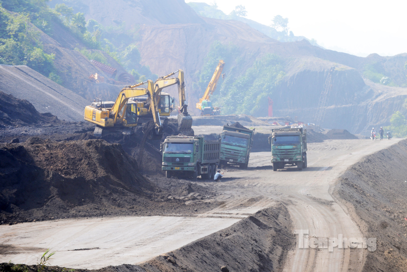 Theo ông Lê Mạnh Dũng, quyền Giám đốc BQLDA ĐTXD Công trình giao thông tỉnh Hà Giang, hiện có hơn 300 phương tiện, máy móc cùng hàng nghìn nhân lực đang thi công trên hàng chục công trường cao tốc thuộc địa phận Hà Giang.