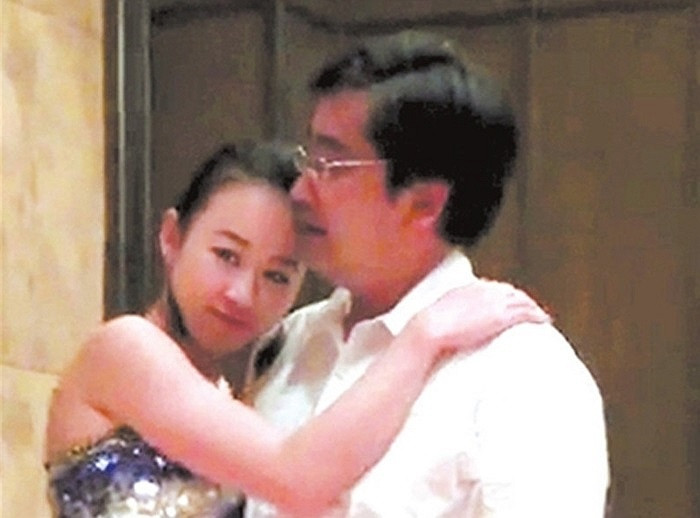 Nữ MC Kỷ Anh Nam nói ông Phạm mỗi ngày bo cho cô 10.000 nhân dân tệ để cô tiêu vặt kể từ khi hẹn hò với ông từ năm 2009