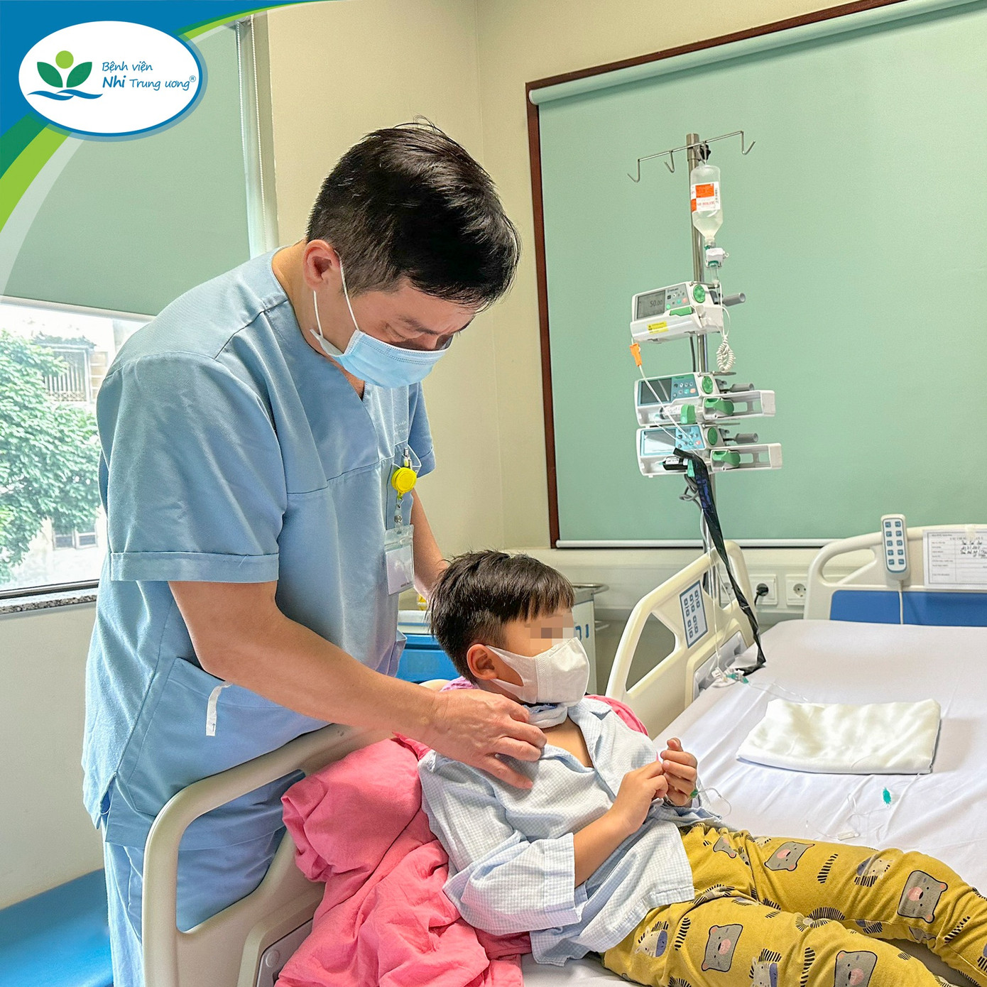 Bác sĩ kiểm tra sức khỏe cho bệnh nhi sau phẫu thuật. Ảnh: Bệnh viện cung cấp