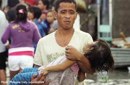 Người cha đau khổ bế con gái 6 tuổi thiệt mạng ra khỏi đống đổ nát tại Philippines