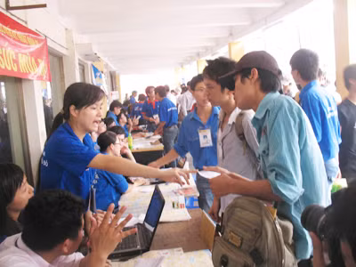 Sinh viên tình nguyện tiếp sức thí sinh thi đại học tại Hà Nội. Ảnh: Hải Yến. Sinh viên tình nguyện tiếp sức thí sinh thi đại học tại Hà Nội Ảnh: Hải Yến