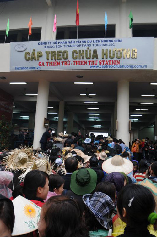 Sau khi kết thúc chương trình khai hội, du khách ùn ùn đổ về mua vé đi cáp treo chùa Hương để du ngoạn thắng cảnh nơi đây