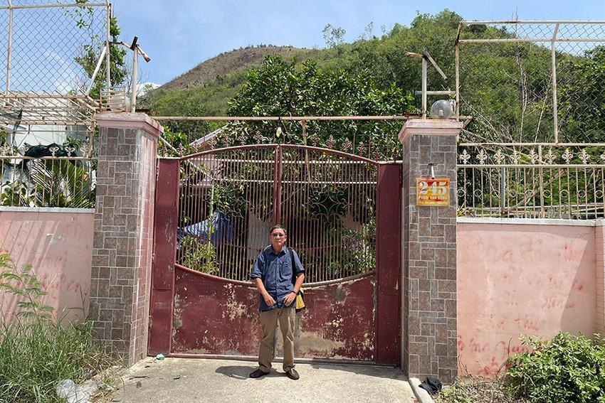 Ông Phạm Văn Tuân trước khu đất bị UBND TP Nha Trang ra quyết định thu hồi sai quy định. Ảnh: TẤN LỘC Ông Phạm Văn Tuân trước khu đất bị UBND TP Nha Trang ra quyết định thu hồi sai quy định. Ảnh: TẤN LỘC