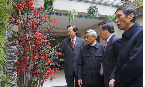 Nguyên Tổng Bí thư Lê Khả Phiêu trò chuyện với nguyên Trưởng Ban tổ chức T.Ư Hoàng Quốc Việt, Trưởng Ban Đối ngoại T.Ư Hoàng Bình Quân, Bí thư Đảng ủy Khối các cơ quan T.Ư Đào Ngọc Dung. Ảnh: T.Đ