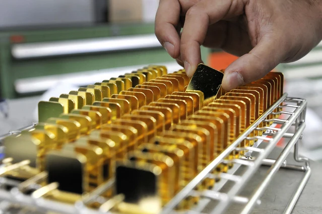 Vàng thế giới tiếp tục giảm sau lễ giáng sinh