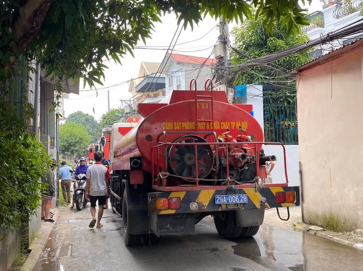 Lực lượng chức năng đã điều động 8 xe chữa cháy, xe chuyên dụng cùng 50 cán bộ chiến sĩ tới hiện trường. Ảnh: T.D Lực lượng chức năng đã điều động 8 xe chữa cháy, xe chuyên dụng cùng 50 cán bộ chiến sĩ tới hiện trường. Ảnh: T.D