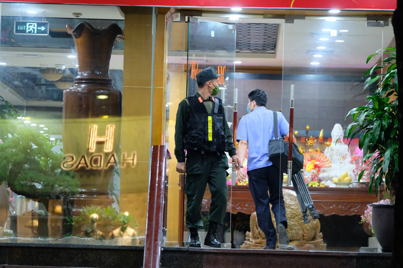 Cảnh sát khám xét tại trụ sở Cty AIC.