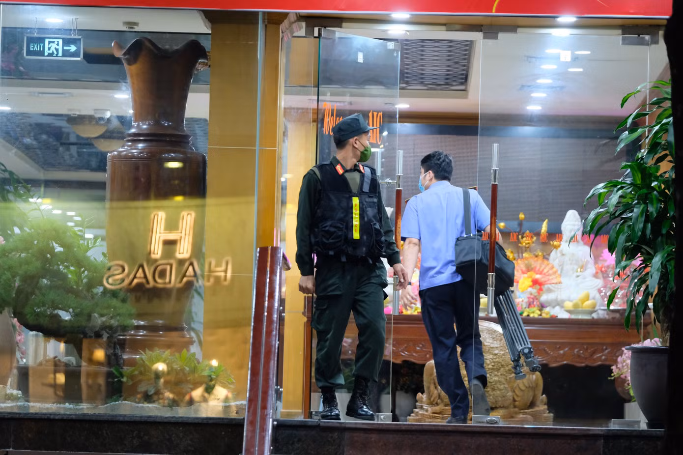 Cảnh sát khám xét tại trụ sở Cty AIC.