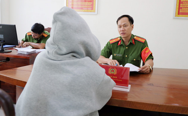 Cơ quan Công an tiếp nhận thông tin nạn nhân bị lừa đảo qua không gian mạng. Cơ quan Công an tiếp nhận thông tin nạn nhân bị lừa đảo qua không gian mạng.