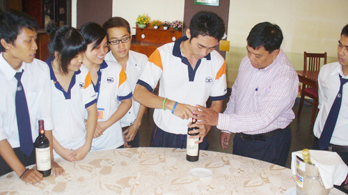 Học sinh hệ trung cấp nghề Trường CĐ nghề Du lịch Sài Gòn trong giờ thực hành. Từ cuối năm 2007, trường này không còn tuyển hệ công nhân kỹ thuật - Ảnh: Minh Giảng