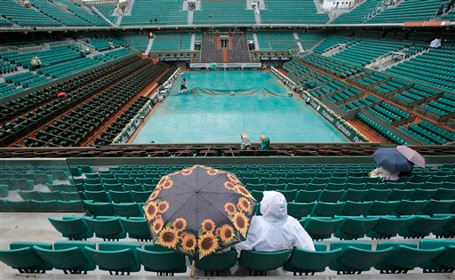 Những cơn mưa chiều 28/5 tại Paris khiến nhiều trận đấu tại Roland Garros, trong đó có trận đấu của Novak Djokovic, không thể tiến hành theo đúng lịch trình. Những cơn mưa chiều 28/5 tại Paris khiến nhiều trận đấu tại Roland Garros, trong đó có trận đấu của Novak Djokovic, không thể tiến hành theo đúng lịch trình