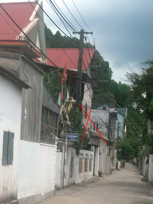 Ngôi nhà của vợ chồng bà Nghĩa (được đánh dấu gạch chéo). Ảnh: Trần Ngọc. Ngôi nhà của vợ chồng bà Nghĩa (được đánh dấu gạch chéo). Ảnh: Trần Ngọc