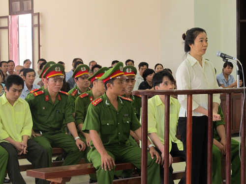 Nguyễn Bạch Dương – vợ Tân tại phiên tòa. Nguyễn Bạch Dương – vợ Tân tại phiên tòa