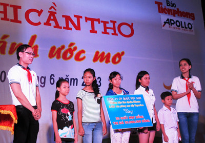 Hoa hậu Mai Phương Thúy và ông Nguyễn Mạnh Qúy tặng quà cho thiếu nhi Cần Tho