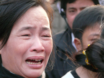 Người nhà nạn nhân khóc thương