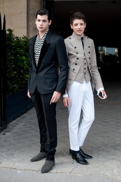 Peter II và Harry Brant, các con trai của nhà tư bản công nghiệp người Mỹ - Peter Brant. Peter II và Harry Brant, các con trai của nhà tư bản công nghiệp người Mỹ - Peter Brant. Giá trị tài sản thừa kế: 500 triệu - 1 tỉ đô la. Hai anh em nhà Brant hiện là những “tay chơi” đình đám trong giới trẻ thượng lưu ở thành phố New York, Mỹ. Tuy tuổi đời còn rất trẻ, Peter 19 và Harry 16 nhưng hai anh em đã nổi tiếng “chơi ngông” khi đưa ra nhiều phát ngôn bạo miệng về chính trị