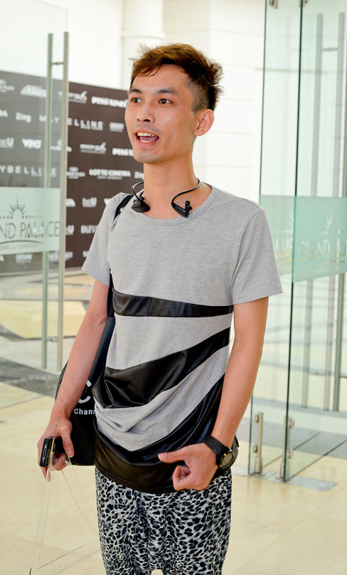 Thí sinh này cũng rất ấn tượng với áo da và quần họa tiết da báo