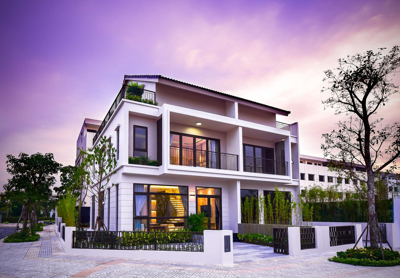 Điểm nổi bật của xu hướng Hiện đại bản địa nhấn mạnh vào những giải pháp kiến trúc nhiệt đới, chú ý tới các giải pháp che nắng, thông gió và lấy ánh sáng tự nhiên làm cho hình thức công trình mang màu sắc bản địa độc đáo. Điểm nổi bật của xu hướng Hiện đại bản địa nhấn mạnh vào những giải pháp kiến trúc nhiệt đới, chú ý tới các giải pháp che nắng, thông gió và lấy ánh sáng tự nhiên làm cho hình thức công trình mang màu sắc bản địa độc đáo.