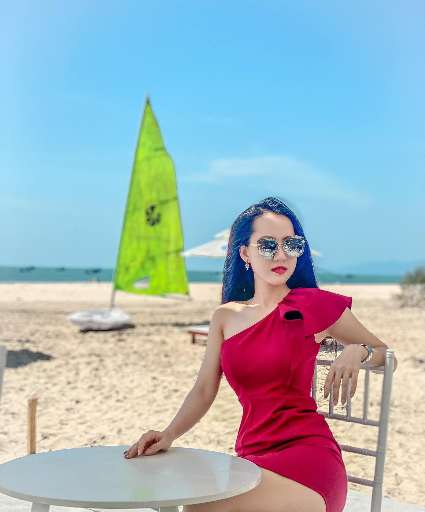 Người đẹp Nguyễn Hồng Thy - Top 15 hoa hậu xuyên lục địa 2018 chọn phong cách quyến rũ, sang trọng khi về với biển