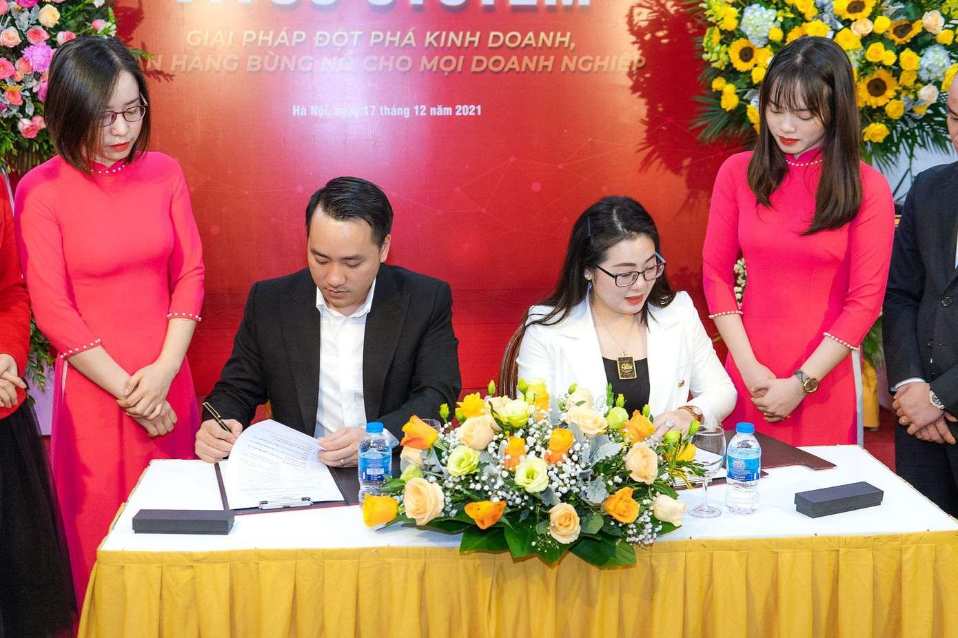 Bà Nguyễn Thị Thu Thủy (Chủ tịch Vitus) - Ông Phạm Quang Việt – (Chủ tịch Vitus System) ký kết chuyển giao phần mềm “Vitus System”