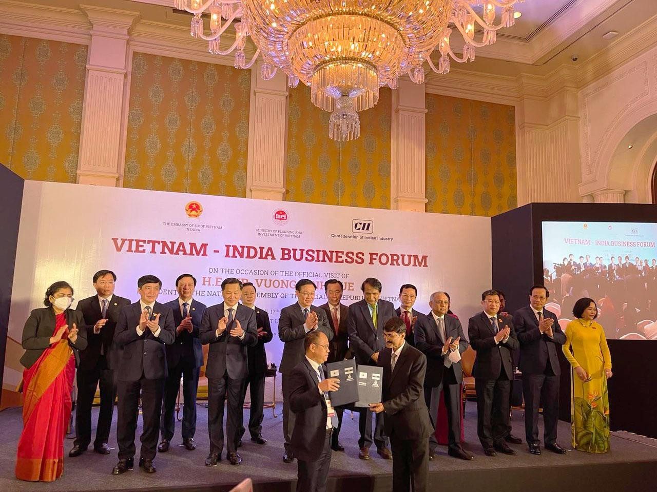 Với sự chứng kiến của Chủ tịch QH Việt Nam và lãnh đạo các Bộ Ngành hai nước, hai tập đoàn đã trao biên bản hợp tác.