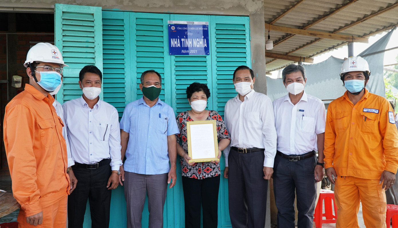 Chủ tịch HĐTV EVNSPC Nguyễn Văn Hợp (thứ 3 từ phải qua) trao nhà tình nghĩa cho hộ nghèo tại tỉnh Tây Ninh Chủ tịch HĐTV EVNSPC Nguyễn Văn Hợp (thứ 3 từ phải qua) trao nhà tình nghĩa cho hộ nghèo tại tỉnh Tây Ninh
