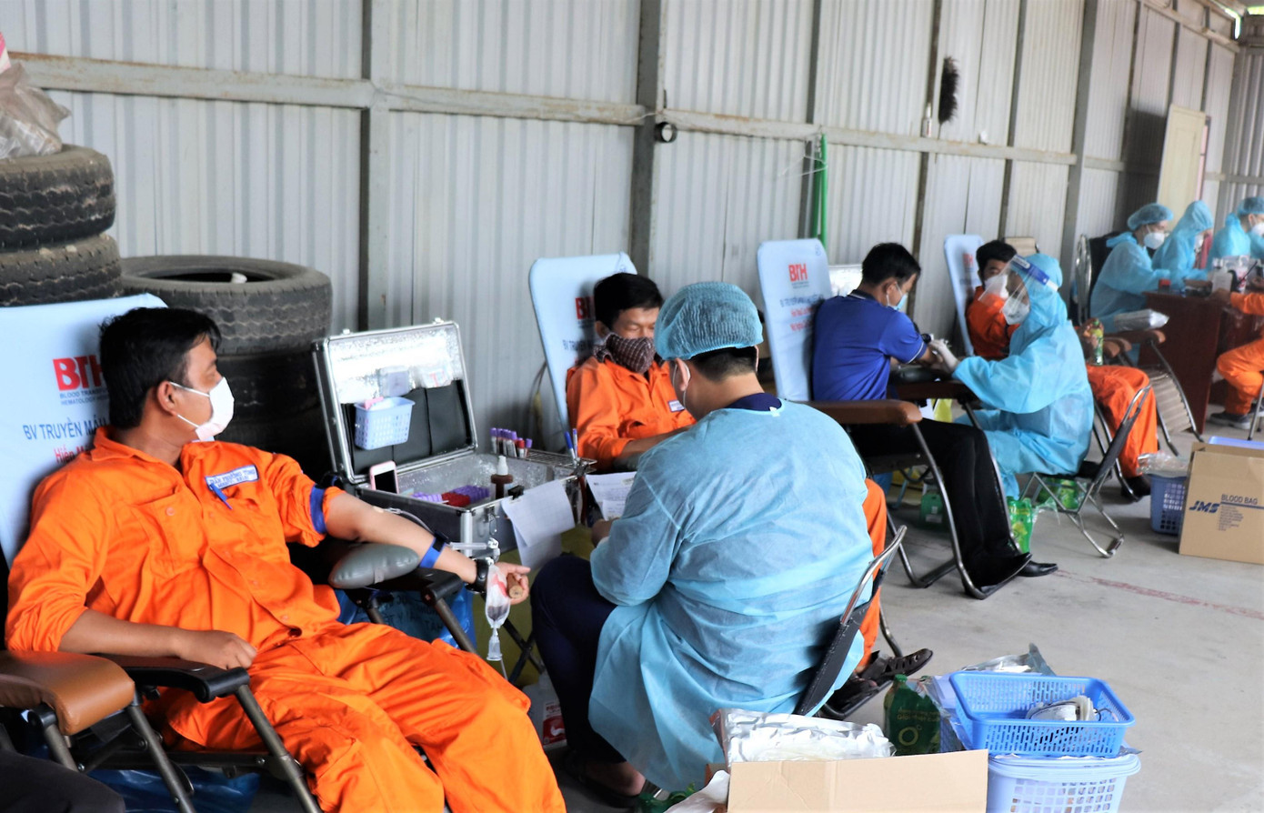 Cán bộ, nhân viên Công ty Điện lực Long An (Trực thuộc EVNSPC) hưởng ứng Tuần lễ hồng EVN lần VII Cán bộ, nhân viên Công ty Điện lực Long An (Trực thuộc EVNSPC) hưởng ứng Tuần lễ hồng EVN lần VII