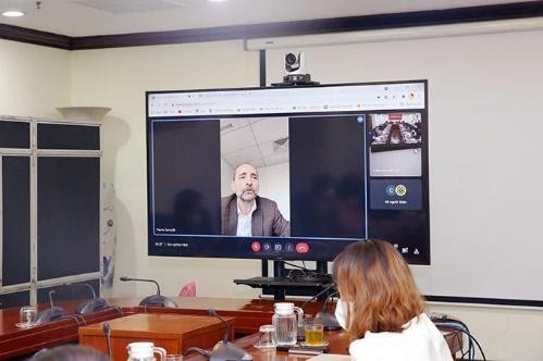 Ông Pierre Farouilh đại diện Tổng cục Tài chính công của Pháp trình bày tham luận