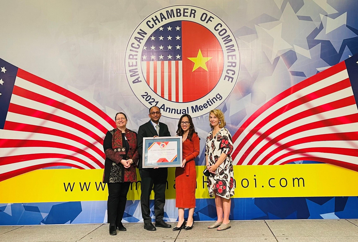Ông Anand Jakati, Giám đốc Chuỗi cung ứng Mondelez Kinh Đô, nhận giải thưởng do bà Marie Damour, Đại Biện Lâm Thời Đại sứ quán Mỹ (ngoài cùng bên trái) và bà Virginia Foote, Chủ tịch AmCham Hà Nội (ngoài cùng bên phải), trao tặng Ông Anand Jakati, Giám đốc Chuỗi cung ứng Mondelez Kinh Đô, nhận giải thưởng do bà Marie Damour, Đại Biện Lâm Thời Đại sứ quán Mỹ (ngoài cùng bên trái) và bà Virginia Foote, Chủ tịch AmCham Hà Nội (ngoài cùng bên phải), trao tặng