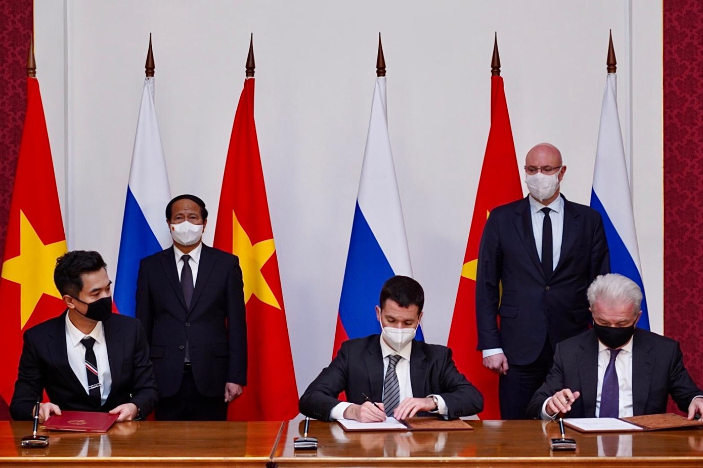 Đại diện Tập đoàn T&T Group, Quỹ Đầu tư trực tiếp Liên bang Nga và Tập đoàn Binnopharm trao biên bản ghi nhớ hợp tác về việc chuyển giao công nghệ sản xuất "chu trình đầy đủ" vắc xin Sputnik V Đại diện Tập đoàn T&T Group, Quỹ Đầu tư trực tiếp Liên bang Nga và Tập đoàn Binnopharm trao biên bản ghi nhớ hợp tác về việc chuyển giao công nghệ sản xuất "chu trình đầy đủ" vắc xin Sputnik V