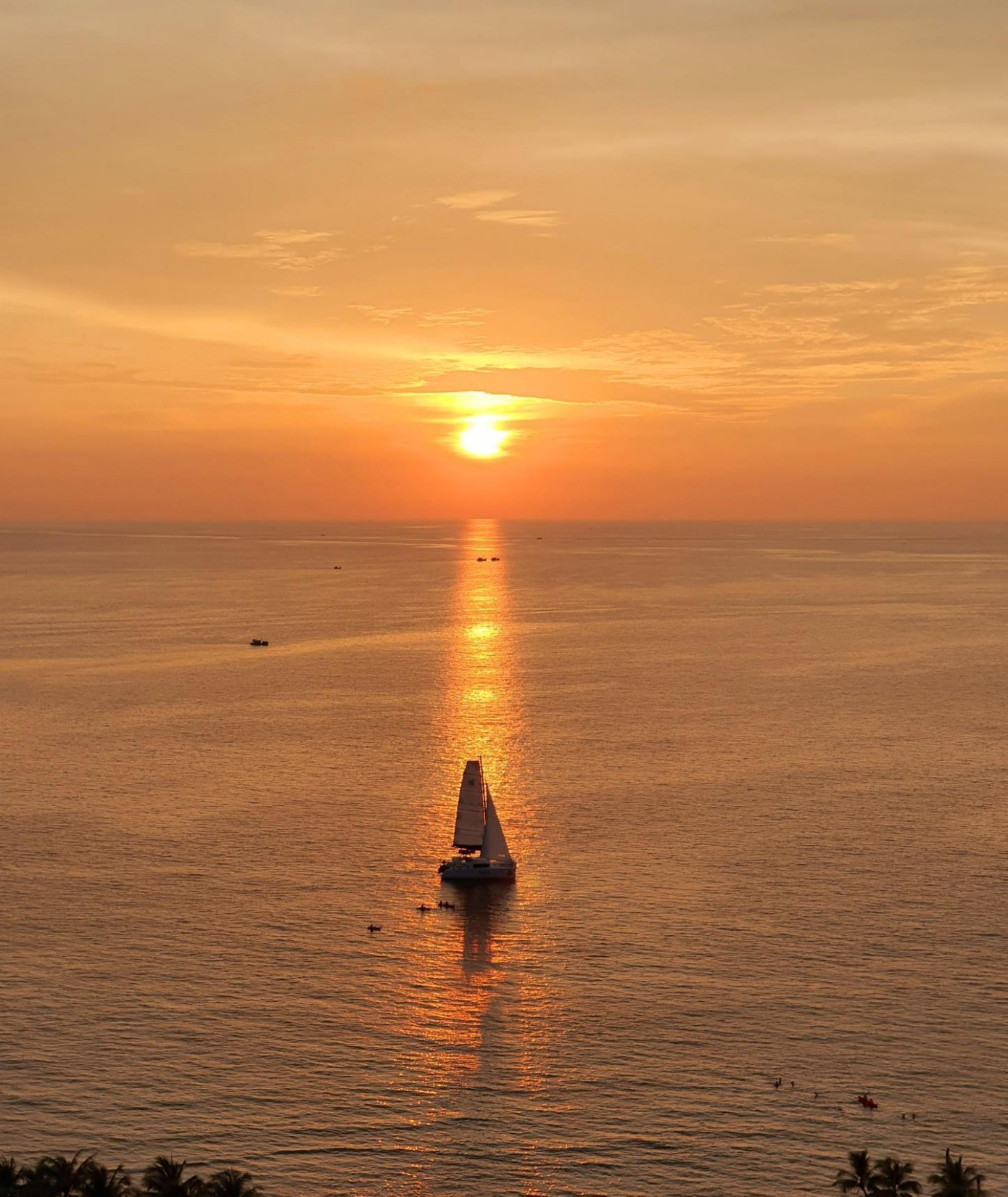 Thời khắc đẹp nhất khi chụp ảnh trên du thuyền là lúc hoàng hôn dần buông xuống, những tia nắng phản chiếu lấp lánh trên mặt biển sẽ cho bạn một shoot hình cực xịn