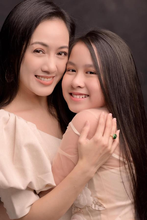 Cô tự tin khoe con gái xinh xắn với khán giả.